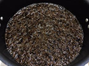  青花椒油要重复炸和泡三天，就可以等凉透挑出花椒和籽装瓶了，瓶子一定要无水哦，可以存放一年都没问题，挑出的花椒也不浪费炒菜的时候可以继续使用 
