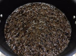  青花椒油要重复炸和泡三天，就可以等凉透挑出花椒和籽装瓶了，瓶子一定要无水哦，可以存放一年都没问题，挑出的花椒也不浪费炒菜的时候可以继续使用 
