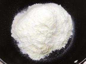 奶锅里加入全脂奶粉