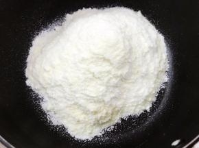 奶锅里加入全脂奶粉