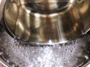 先用奶锅烧一锅开水，把做酸奶的容器和搅拌的工具煮两分钟消毒