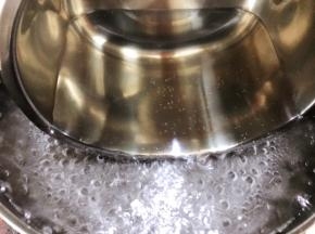 先用奶锅烧一锅开水，把做酸奶的容器和搅拌的工具煮两分钟消毒