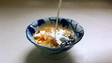 加入牛乳，美颜的同时，增加奶香味，还能起到补钙的功效。