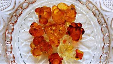 桃胶提前12小时浸泡，用筷子搅拌，杂质就能去除，或用手摘除。