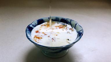 加入蜂蜜，蜂蜜可是美白的能手，常喝蜂蜜，肌肤又嫩又不干燥。