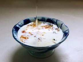 加入蜂蜜，蜂蜜可是美白的能手，常喝蜂蜜，肌肤又嫩又不干燥。