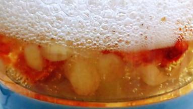 加入养生壶，注入纯净水，按甜品键，炖煮四十五分钟。