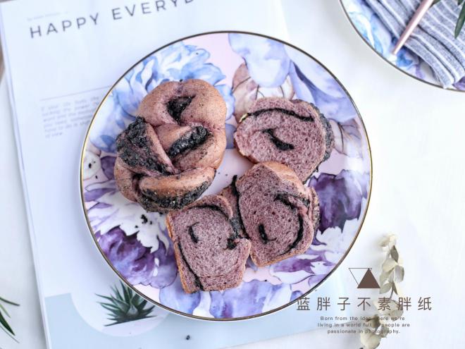 黑芝麻黑米面包