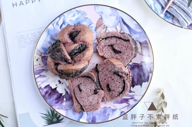 黑芝麻黑米面包