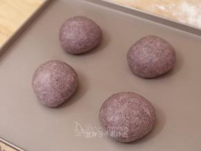 面团静置15分钟后按压排气（不需要发酵），平均分成4个面团，将它们都滚圆之后盖上保鲜膜松弛15分钟。