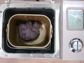 除黄油外，将面团中的其它原材料放入面包桶中，启动一个揉面程序，揉至能拉出厚膜。