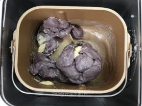 加入黄油，继续一个揉面程序，揉至能拉出薄膜。