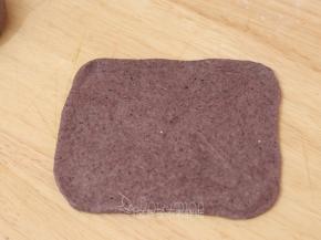 松弛好的面团用擀面杖擀成长方形面团。