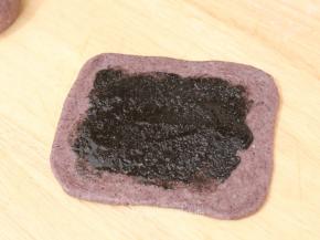 表面涂上黑芝麻酱，记得四周留出空隙。