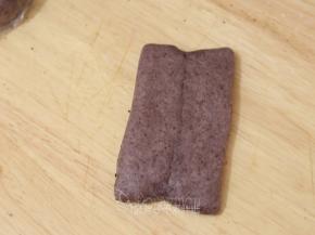 将面团两边对折到中间，收口捏紧。记得上下两端的收口也要捏紧。