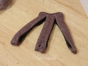 一把锋利的小刀将面团平均切成3份，记得顶端不要切断。