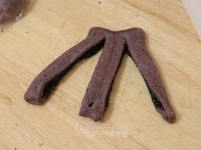 一把锋利的小刀将面团平均切成3份，记得顶端不要切断。