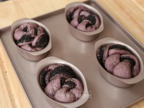 整形好的面团上喷下水，放在烤箱中，37℃发酵到两倍大，大概需要30分钟。