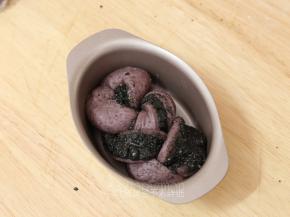 稍微整理一下形状之后放入学厨迷你乳酪模中。