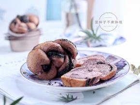 烤好的面团立即脱模，放在烤网上稍微晾凉后就可以吃啦。