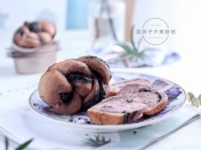 烤好的面团立即脱模，放在烤网上稍微晾凉后就可以吃啦。