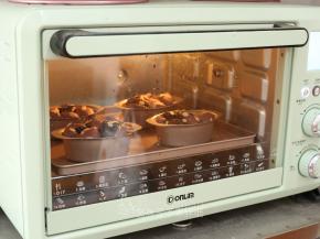 发酵好的面团送入预热好的烤箱，中层，上下火180℃，烘烤18分钟。