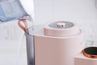 往水箱中加入适量的纯净水，不要低于最底或最高水位线即可。