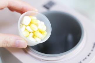 往九阳Ksolo豆浆机研磨腔内加入泡发好的玉米。