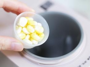 往九阳Ksolo豆浆机研磨腔内加入泡发好的玉米。