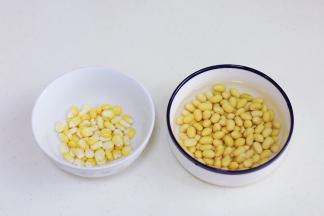 准备好需玉米粒和黄豆，黄豆要提前一晚用清水浸泡。