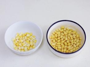 准备好需玉米粒和黄豆，黄豆要提前一晚用清水浸泡。