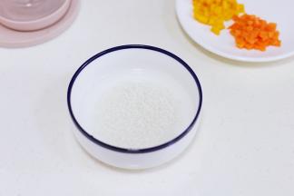 糯米淘洗净，用水浸泡10～15分钟。