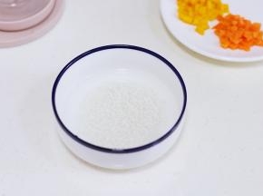 糯米淘洗净，用水浸泡10～15分钟。