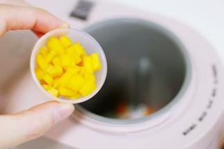 加入提前切好的胡萝卜和南瓜。