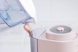 往水箱中加入适量的纯净水，不要低于最底或最高水位线即可。