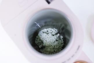 把糯米倒入九阳Ksolo豆浆机研磨腔内。