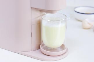 只需10分钟，热气腾腾的玉米豆浆就自动流入接浆杯中。