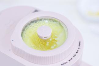 豆浆机启动“米糊”流程，进入加水、研磨和加热的工作环节。