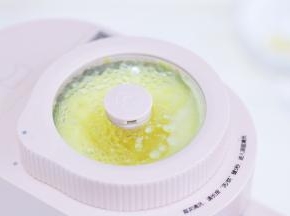 豆浆机启动“米糊”流程，进入加水、研磨和加热的工作环节。