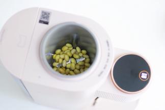 继续加入泡发好的黄豆，盖上并拧紧研磨腔盖。