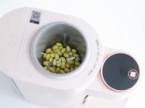 继续加入泡发好的黄豆，盖上并拧紧研磨腔盖。
