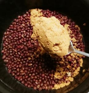 放压力锅里面 蒸熟 趁热放入红糖拌匀即可