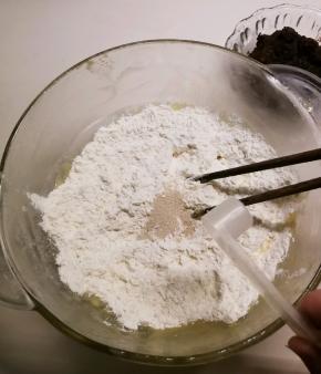 面粉添加酵母粉 白糖  拌匀