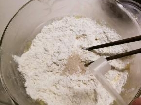 面粉添加酵母粉 白糖  拌匀