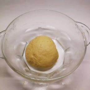 放入油和蛋液和成面团