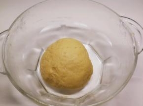 放入油和蛋液和成面团
