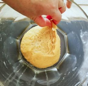 面团体积变大 揭开面团发现密密的蜂窝状 表明面已发酵好了