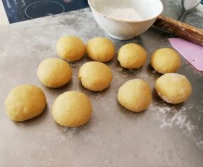 轻柔排气 分成10份 每一份揉光滑 