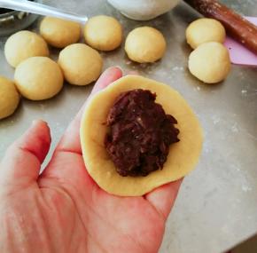 取一份檊成圆形面皮 放上红豆馅