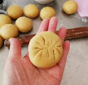 包上馅料 收口捏紧 以防烤时裂开漏出馅料